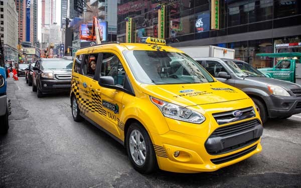 Il modello di taxi ibrido sperimentato da Ford. 