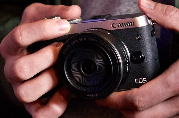 Il design della fotocamera mirrorless Canon EOS M6