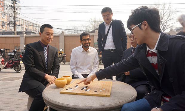 Sundar Pichai con Ke Jie, il più forte giocatore di Go al mondo