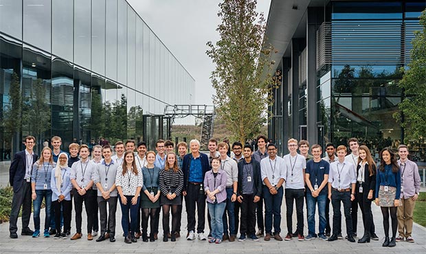 I ragazzi del Dyson Institute of Engineering and Technology con il fondatore James Dyson