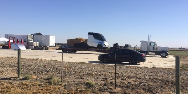 Tesla Semi, il camion elettrico appare in foto