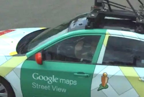 Il conducente della Google Car ha preso l'incontro con filosofia, salutando il collega della concorrenza, ignaro che Microsoft l'avrebbe rimpiazzato con un anonimo rettangolo bianco