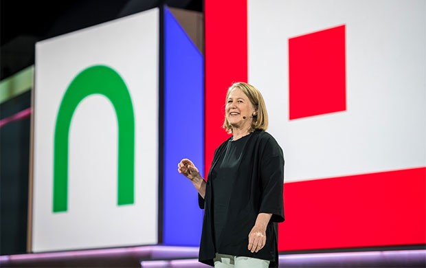 Diane Greene, CEO di Google Cloud, sul palco dell'evento Next 18