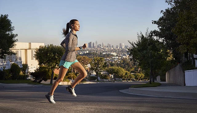 atleta con al polso il garmin forerunner 245