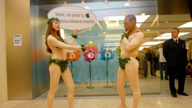 Manifestazione di Greenpeace di fronte all'Apple Store Rome