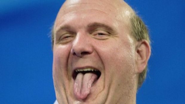 Steve Ballmer finge di pestare l'iPhone con cui un dipendente lo aveva fotografato