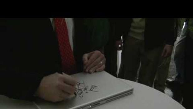 Steve Ballmer autografa il MacBook Pro di uno studente