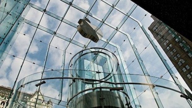 Il cubo di vetro dell'Apple Store a Milano