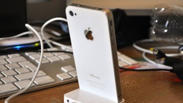 iPhone 4 bianchi: ritardi a causa del colore