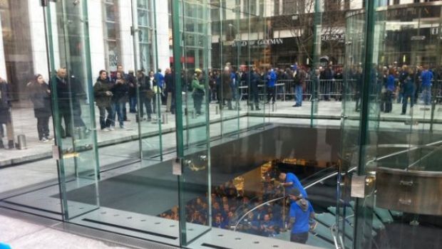 iPad 2: foto del lancio all'Apple Store della Fifth Avenue a New York