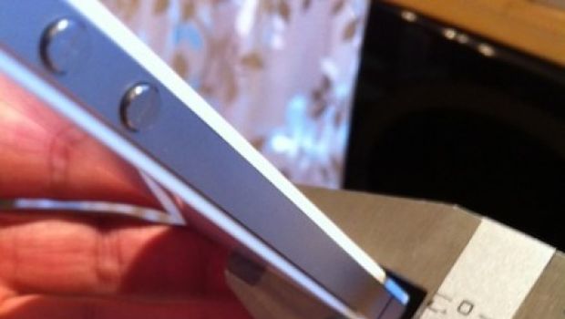 Lo spessore dell'iPhone 4 bianco misurato con un calibro digitale