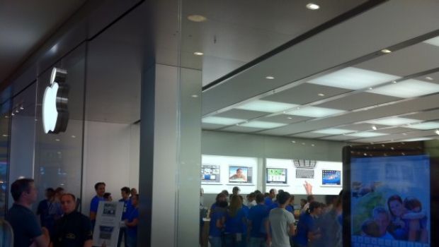 Foto inaugurazione Apple Store Campania