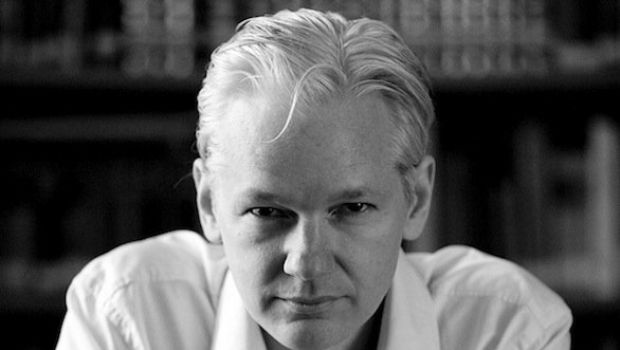 Assange: iTunes è uno spione