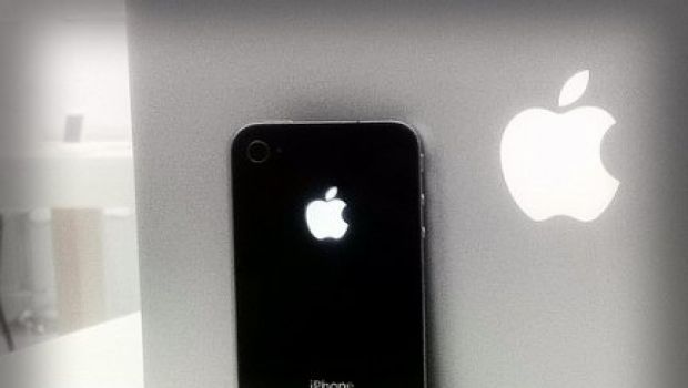 Un kit per illuminare il logo Apple di iPhone 4 e 4s