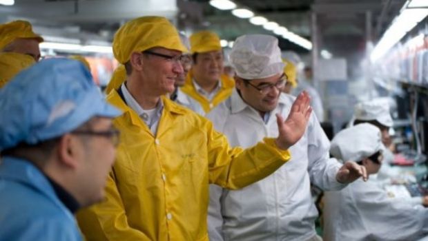 Tim Cook visita gli stabilimenti Foxconn in Cina