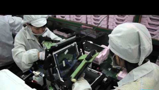 Un video mostra gli operai Foxconn al lavoro