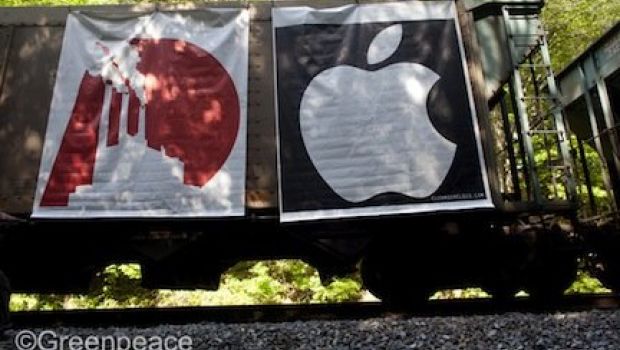 Gli attivisti bloccano un treno per protesta contro Apple