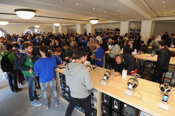 Apple Store di Torino, ladri sfondano il vetro e rubano all'alba