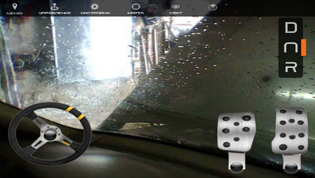 Un'automobile vera controllata con iPad e una WebCam