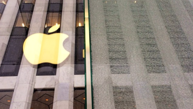 Apple Store sulla 5th Avenue: spalaneve frantuma uno dei vetri