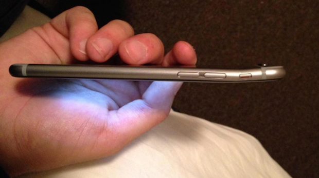 Bendgate: iPhone 6 si piega meno del Plus, e Blackberry prende in giro Apple