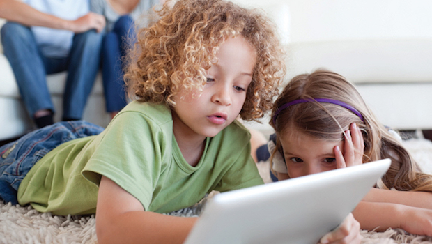 iPad e bambini: genitori multati se i figli giocano troppo coi gadget elettronici