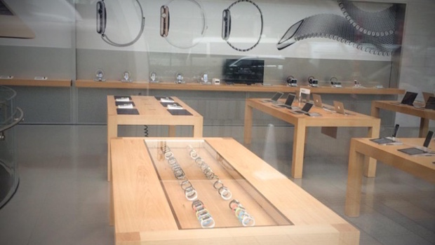 Apple Watch, Apple Store di nuovo online e prime code