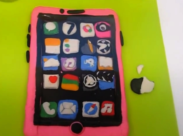 Compra degli iPhone sigillati, ma dentro c'è solo Play-Doh