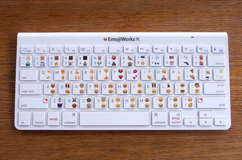 Emoji Keyboard, la tastiera fisica per chattare (solo) con Emoticon