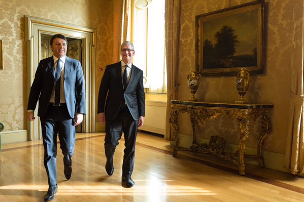 Tim Cook incontra Renzi e un team di sviluppatori iOS a Roma