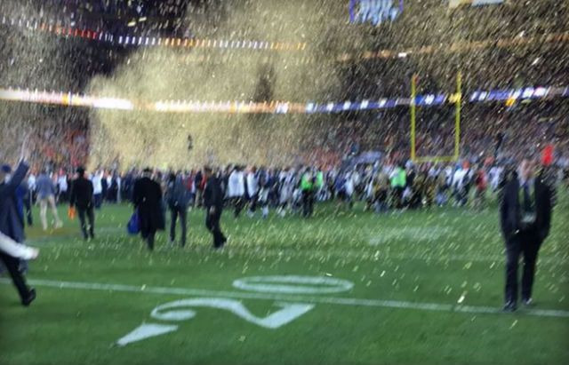 Tim Cook e la foto sfocata al Super Bowl, Apple si è offesa (e banna da Twitter)