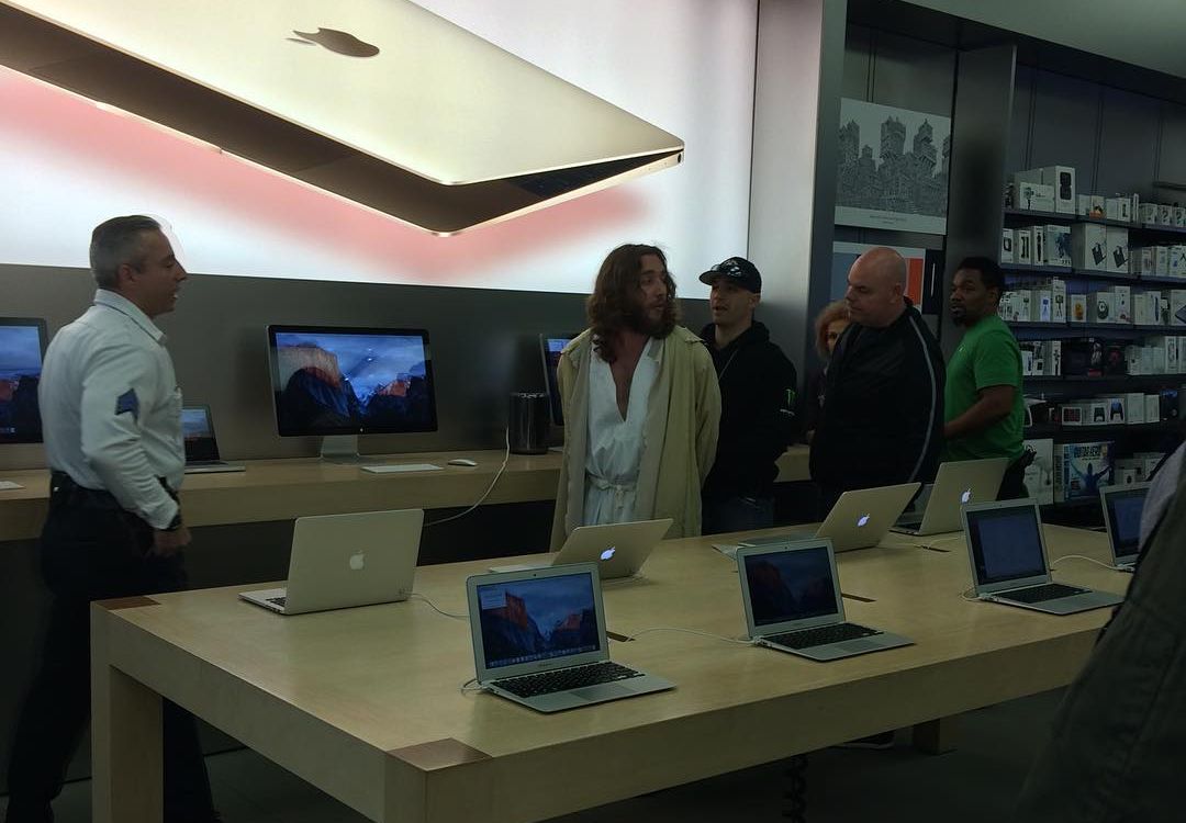 Uomo vestito da Gesù arrestato in un Apple Store