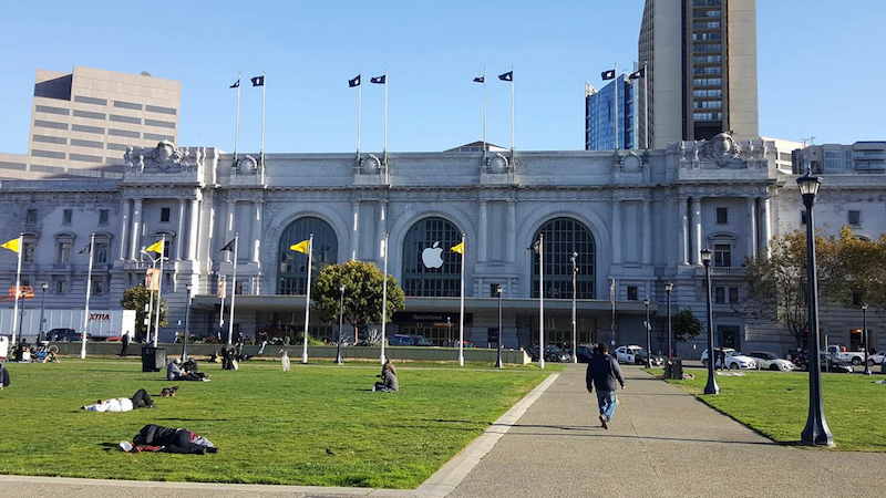 Evento iPhone 7, le decorazioni del Bill Graham Civic Auditorium