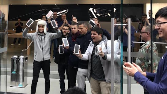 iPhone 7, 3 giorni di fila davanti Apple Store ma niente Plus