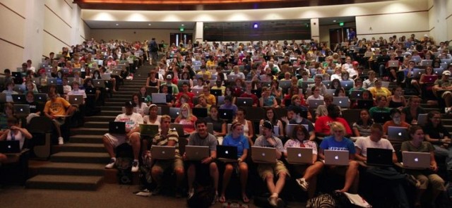 MacBook Pro con Touch Bar, bandito dalle Università durante gli esami