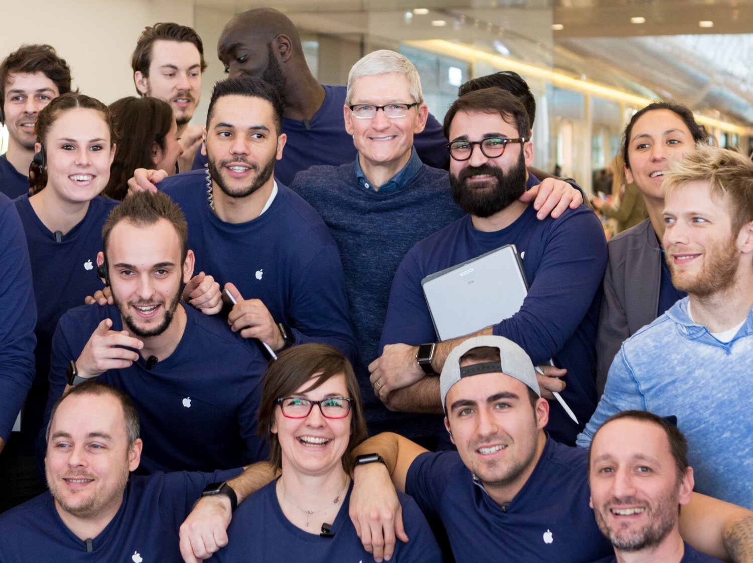 Tim Cook compare a sorpresa negli Apple Store di Marsiglia e Parigi