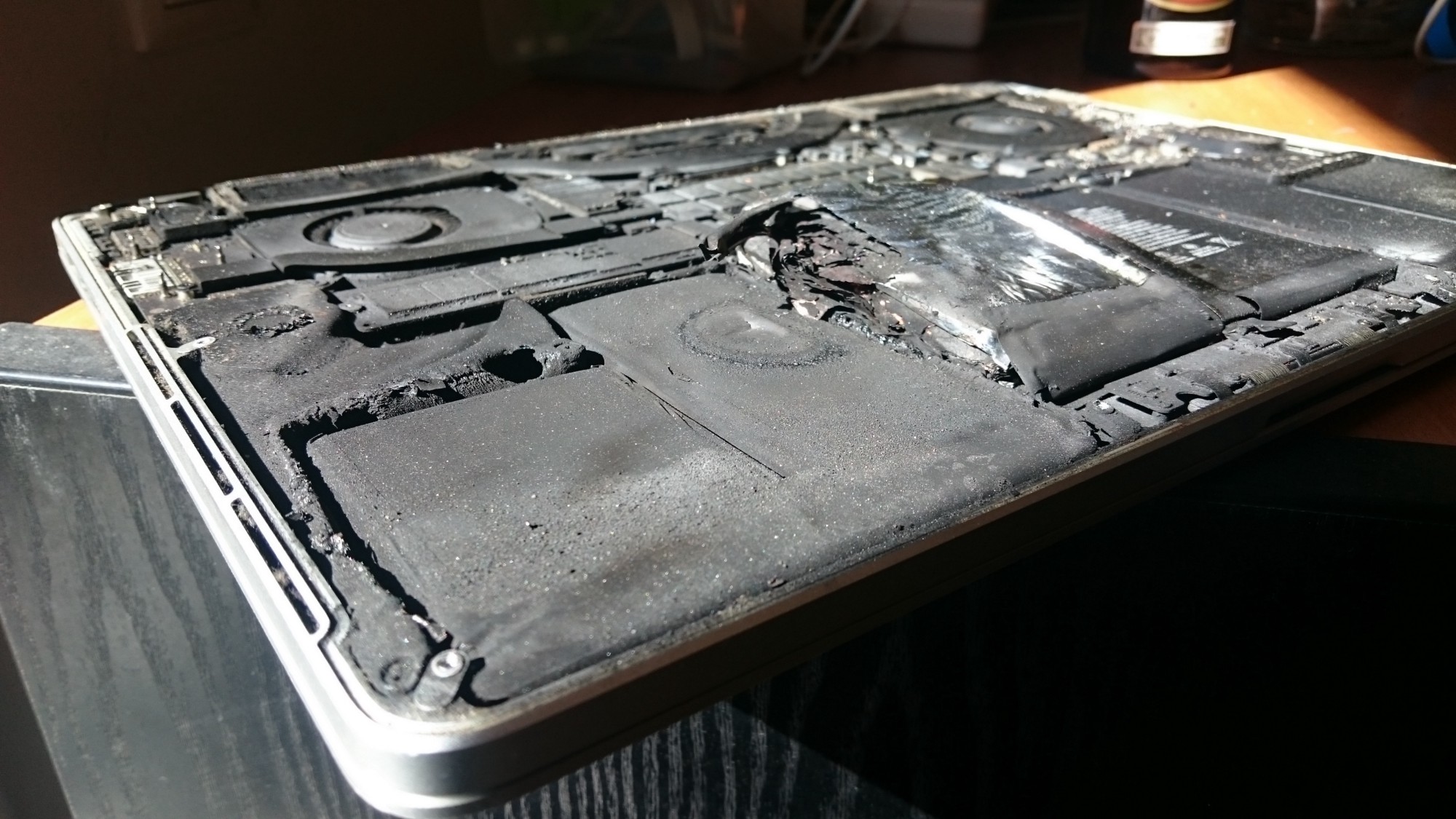 MacBook Pro Retina, la batteria prende fuoco ed esplode