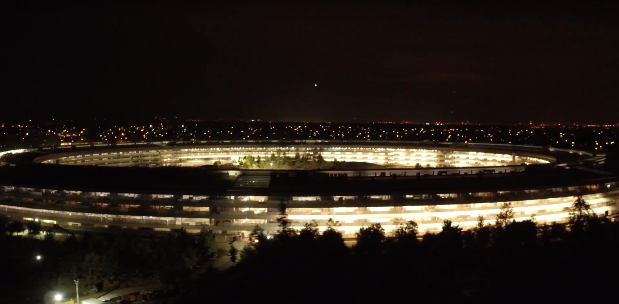 Apple Park, spettacolari immagini notturne riprese dal Drone