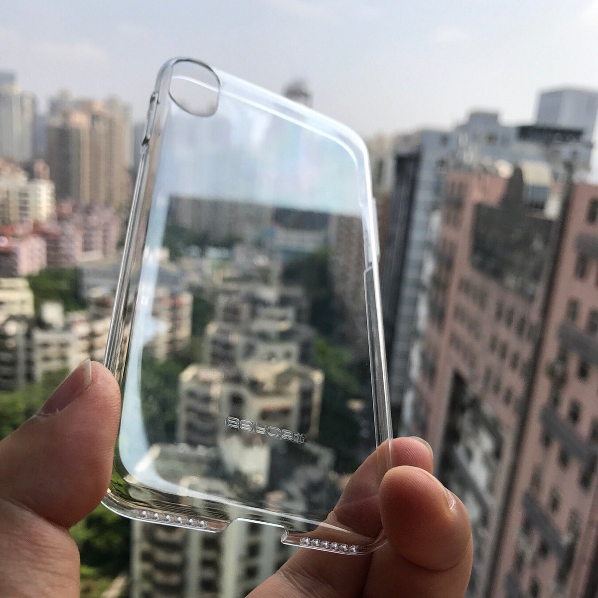 iPhone 8, stampi e cover protettiva alludono ad alcuni dettagli del design