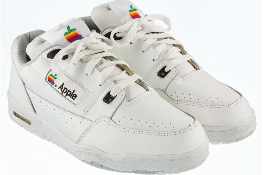 Scarpe Apple anni '90, all'asta per oltre 30.000$ su eBay