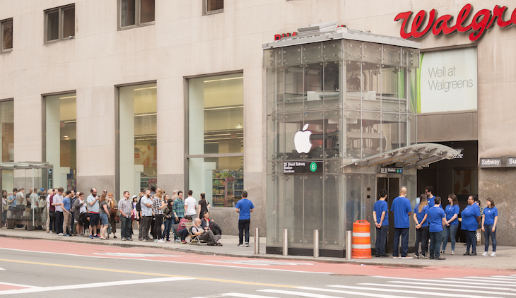 Trasformano un ascensore in un Apple Store: è successo davvero