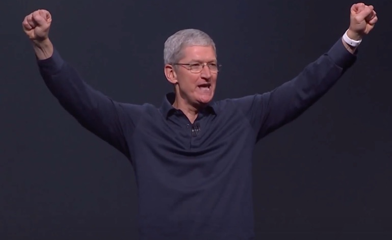 Tim Cook riceve 120 milioni di dollari in azioni, e ne vende la metà