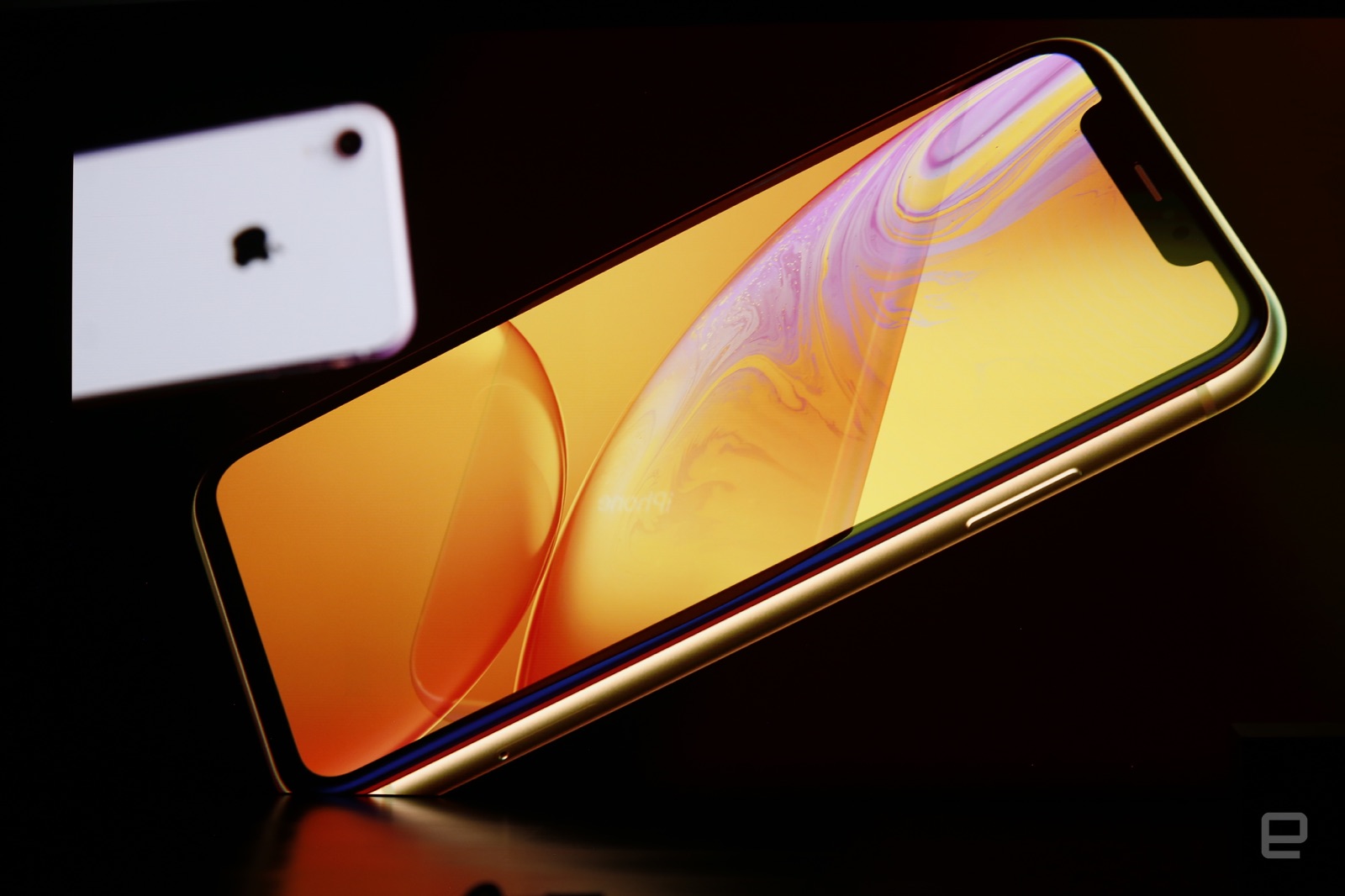 Apple annuncia iPhone XR: prezzi e caratteristiche dell'iPhone economico