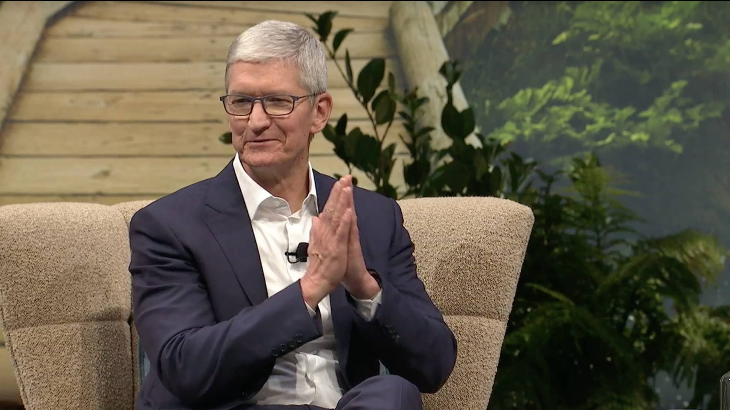 Denunciato lo stalker di Tim Cook, gli portava fiori e champagne