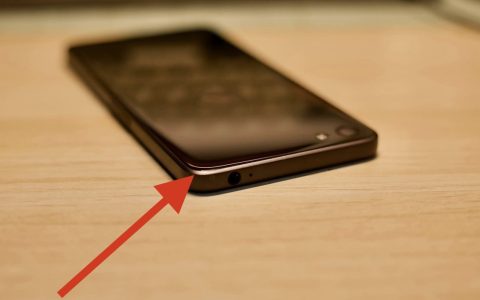 iPhone 15, angoli arrotondati e scocca in Titanio anti-ditate