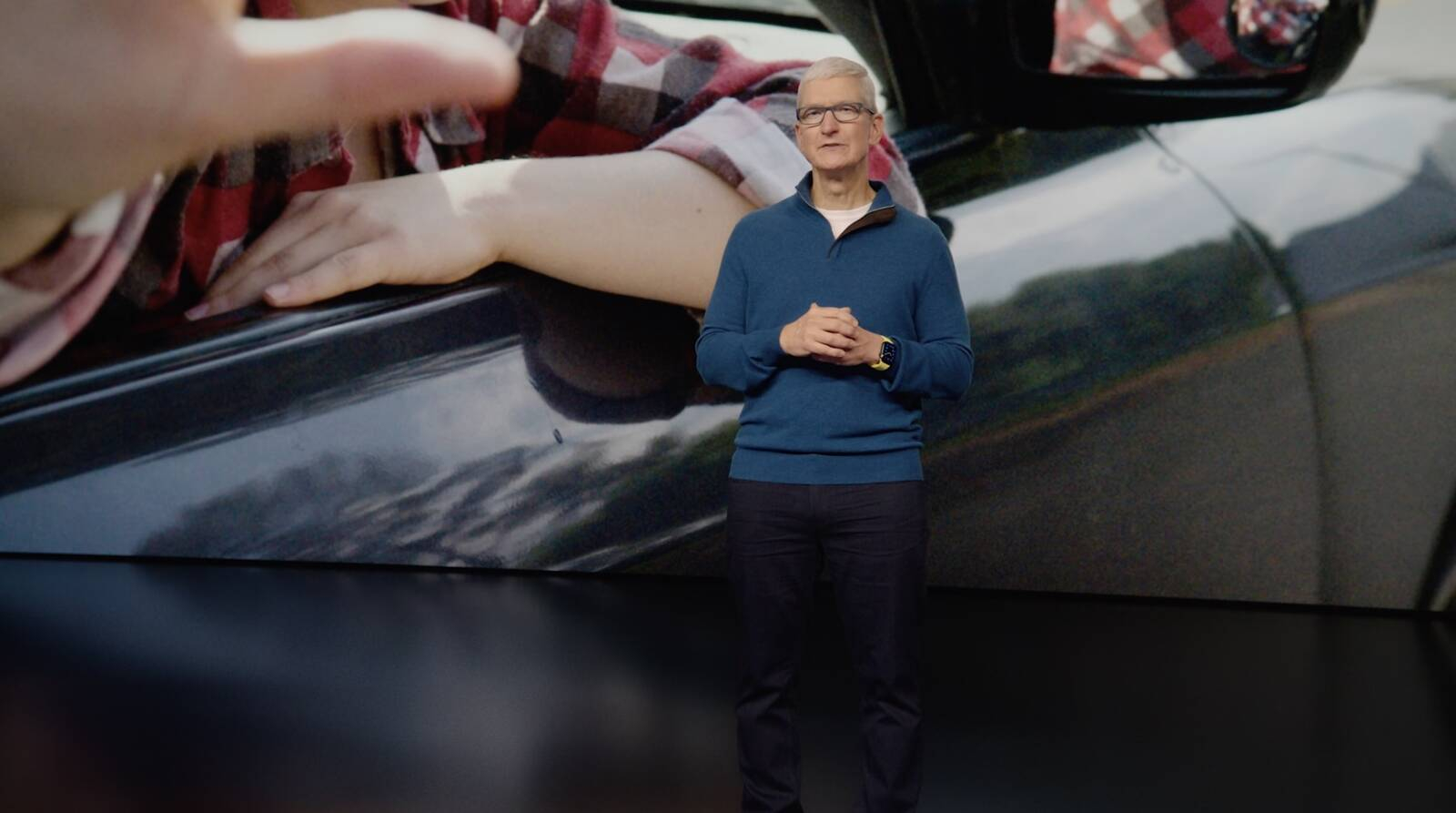 Tim Cook: maglione blu e Apple Watch giallo in omaggio all'Ucraina