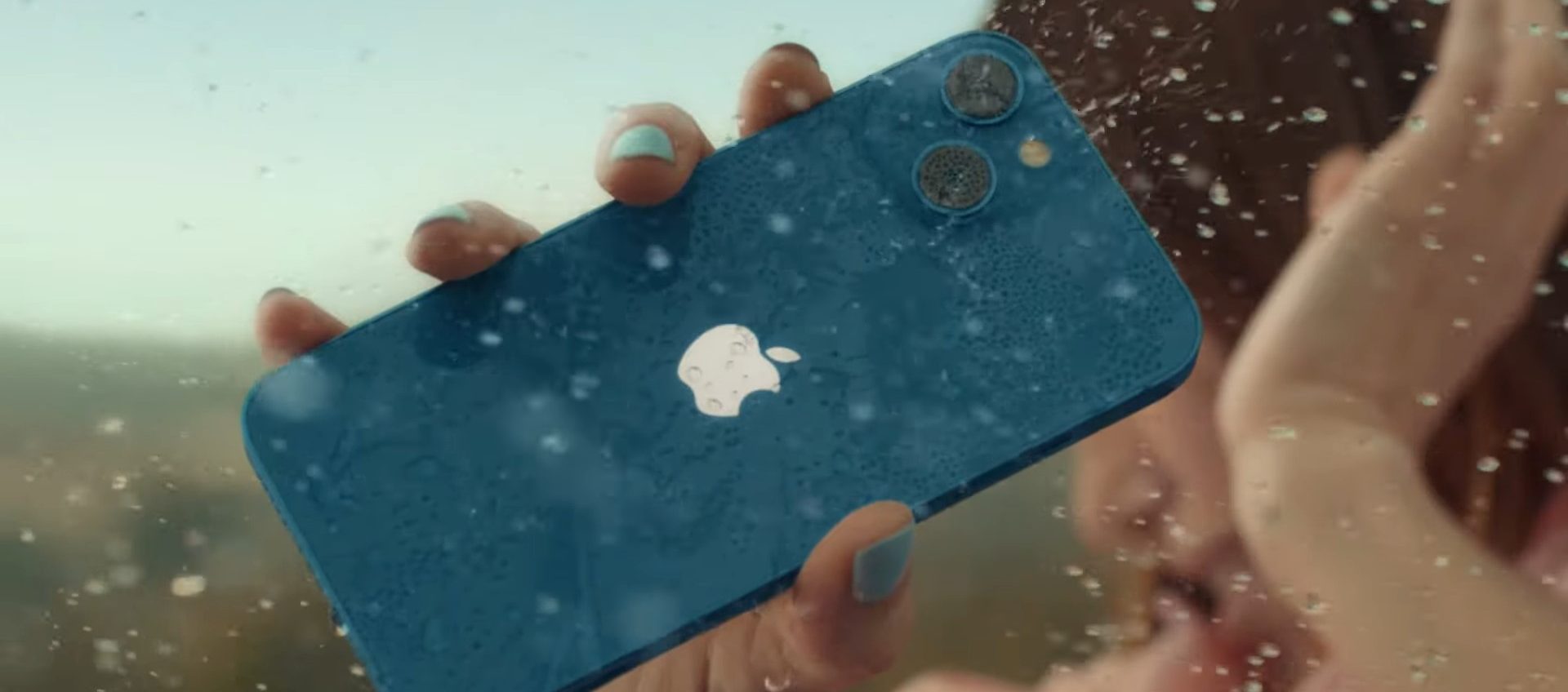 Quanto è resistente iPhone 13? Ce lo dice Apple con due nuovi spot