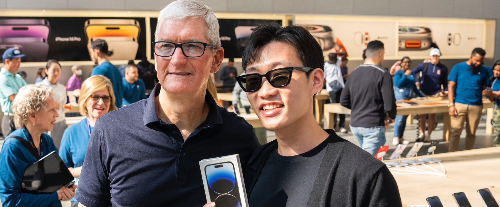 Tim Cook celebra il lancio di iPhone 14 e iPhone 14 Pro a New York: guarda le foto