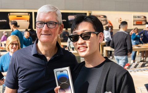 Tim Cook celebra il lancio di iPhone 14 e iPhone 14 Pro a New York: guarda le foto