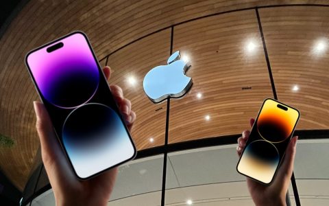 Con iPhone 14 Pro tornano le file fuori gli Apple Store, guarda foto e video